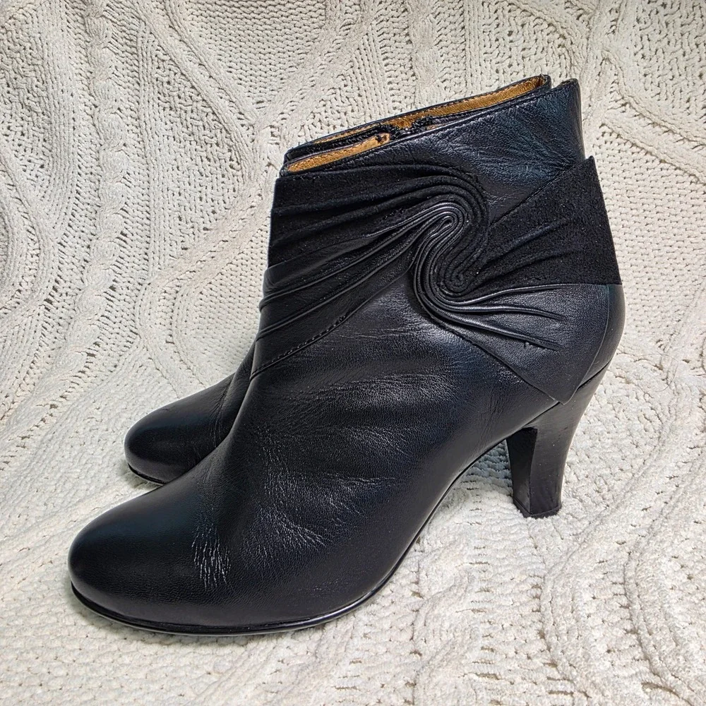 Sofft Ankle Boots Black Leather Suede Ruched‎ Swirl Heeled Booties Womens 9M